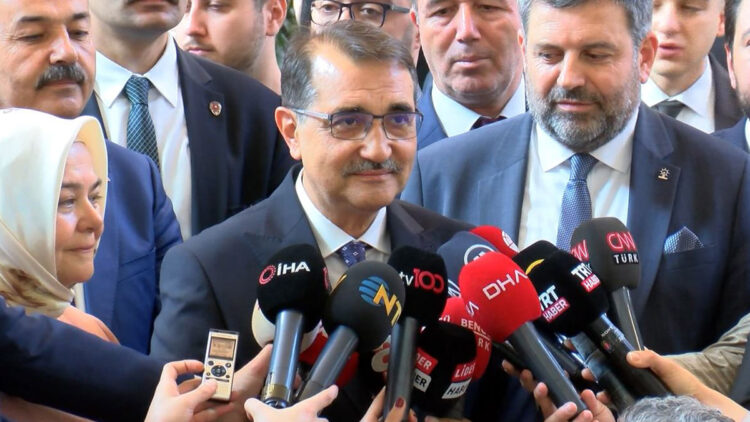 Bakan Dönmez TBMM'de milletvekili kaydını yaptırdı