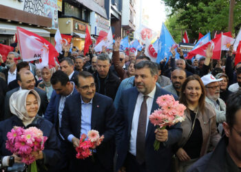 Bakan Dönmez, ‘Seçim yürüyüşü’ne katıldı
