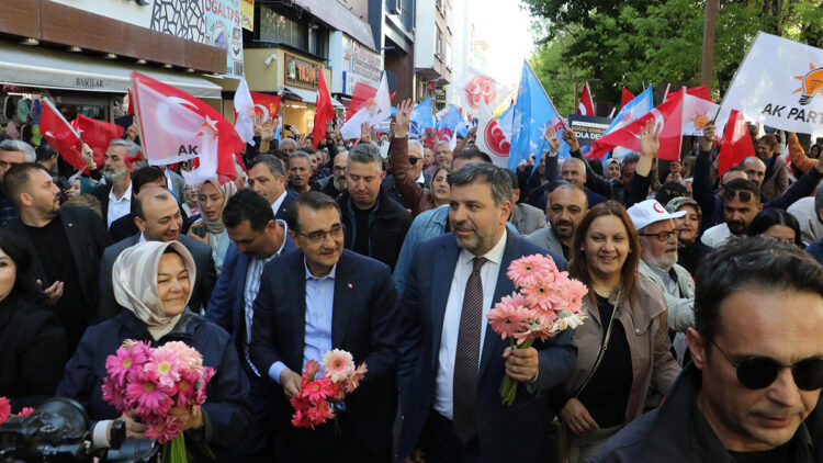 Bakan Dönmez, ‘Seçim yürüyüşü’ne katıldı