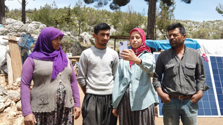 Bakan Kirişci, Yörük kızı Elif ile görüştü