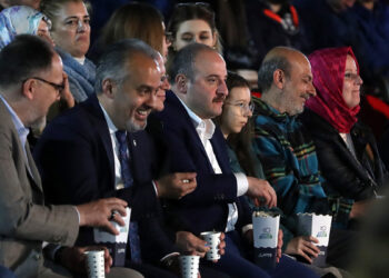 Bakan Varank, Güldür Güldür Show ekibini izledi