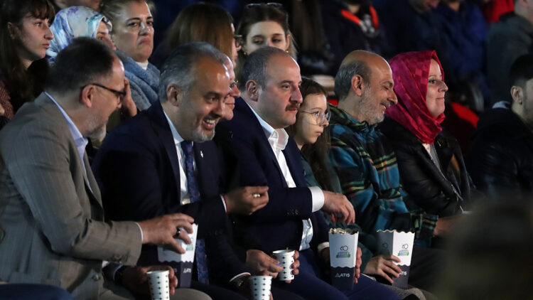 Bakan Varank, Güldür Güldür Show ekibini izledi