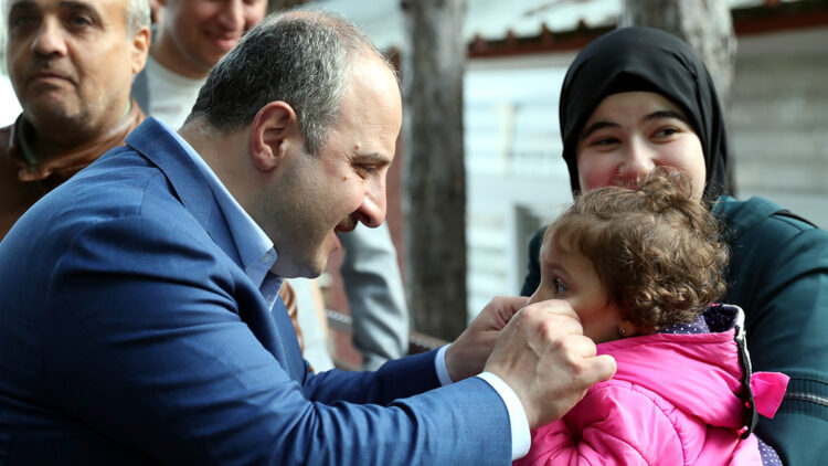 Bakan Varank depremzedelerle buluştu