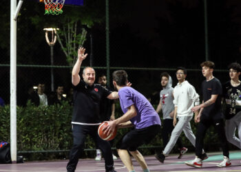 Bakan Varank gençlerle basketbol oynadı