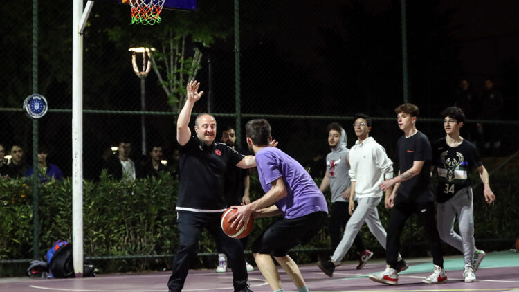 Bakan Varank gençlerle basketbol oynadı