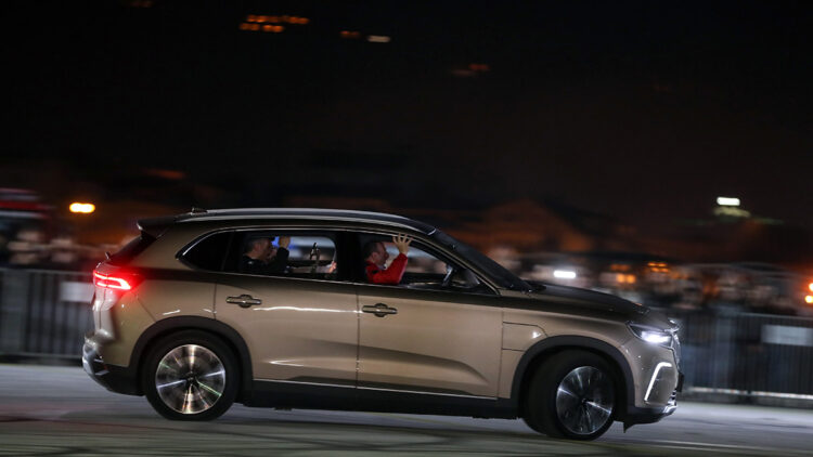 Bakan Varank, havalimanında Togg ile drift attı