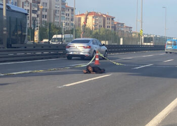 Bakırköy'de yol ortasında yatarak trafiği kesti