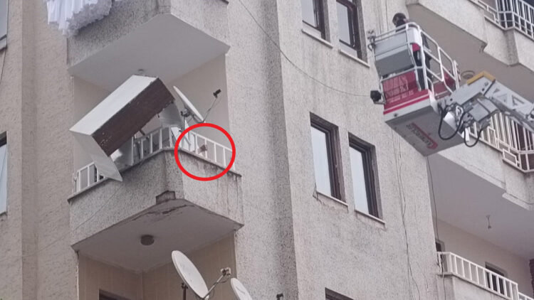 Balkonda rüzgarda devrilen dolabın altında kaldı