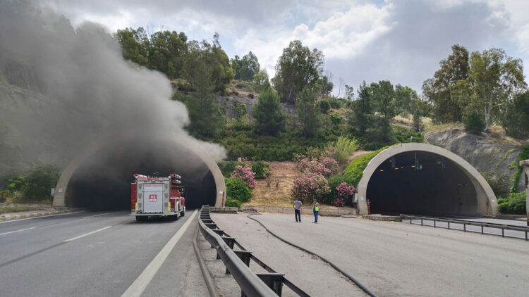 Bayraklı Tüneli'ndeki TIR'da yangın