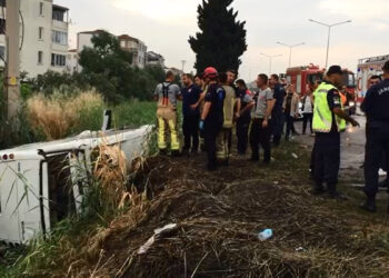 Bergama'da cezaevi nakil aracı devrildi: 10 asker yaralı