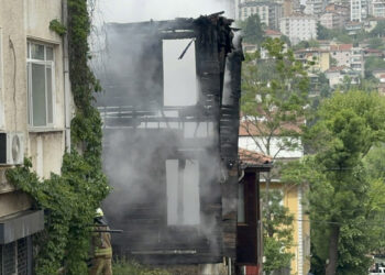 Beykoz'da 3 katlı ahşap bina alev alev yandı
