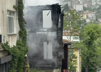 Beykoz'da 3 katlı ahşap bina alev alev yandı 