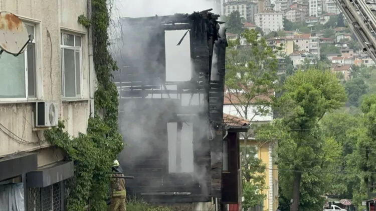 Beykoz'da 3 katlı ahşap bina alev alev yandı 
