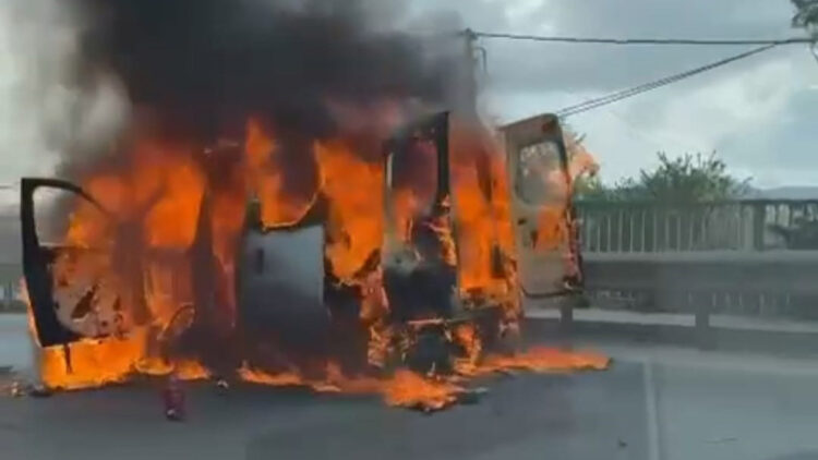 Beykoz'da hafif ticari araç alev topuna döndü
