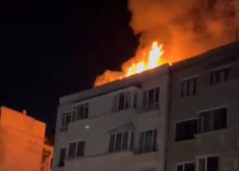 Beyoğlu'nda metruk binanın çatısında yangın