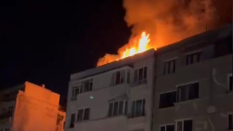 Beyoğlu'nda metruk binanın çatısında yangın
