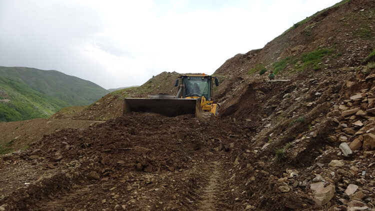 Bitlis'te heyelan; 15 köy yolu ulaşıma kapandı