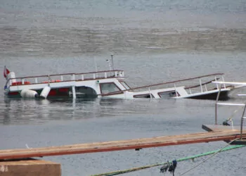 Bodrum'da su alan tekne battı