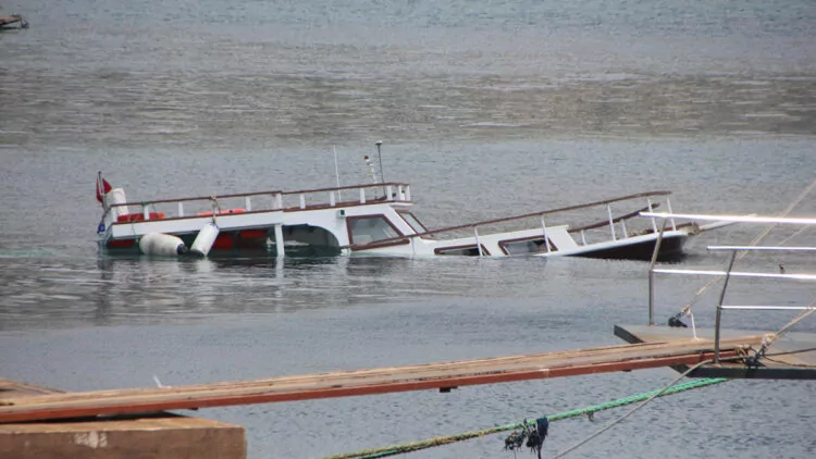 Bodrum'da su alan tekne battı