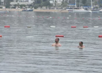 Bodrum'da turistler yağmura rağmen denize girdi