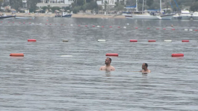 Bodrum'da turistler yağmura rağmen denize girdi