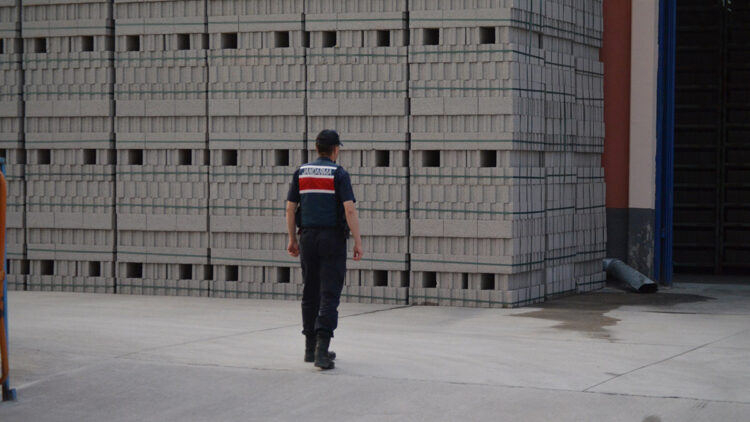 Briket makinesine düşen işçi, öldü