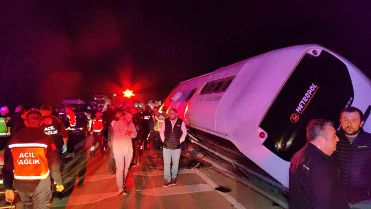 Bursa'da tur otobüsü devrildi: 3 ölü, çok sayıda yaralı var