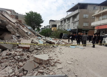 Bursa'daki kontrollü yıkımda bina çöktü