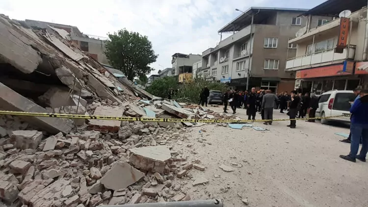 Bursa'daki kontrollü yıkımda bina çöktü