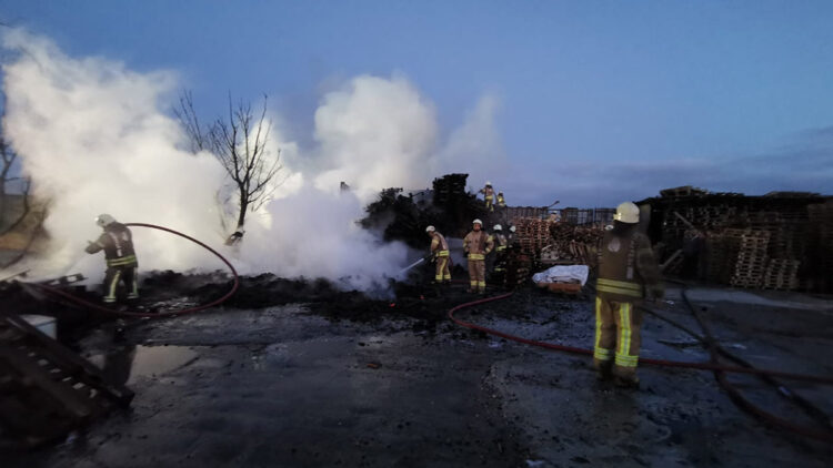 Büyükçekmece'de palet deposunda yangın