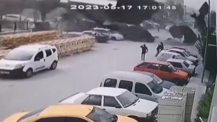 Çatıdan kopan parçaların üzerine düştüğü genç öldü