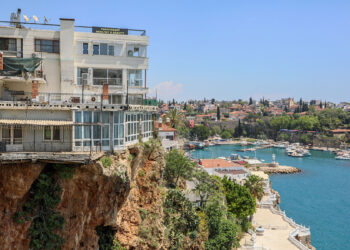 Çatlak falez üzerindeki yapıya 'Güçlendirme gerekmiyor' raporu