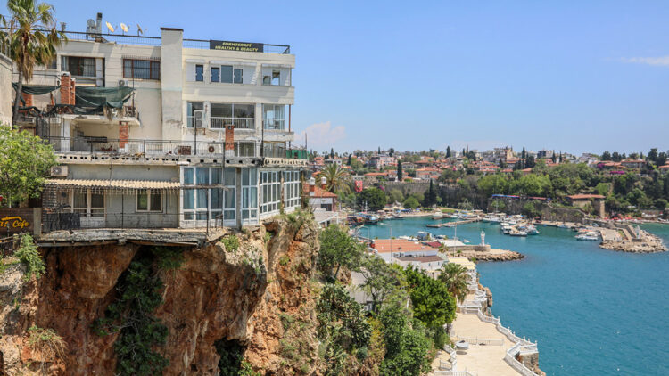 Çatlak falez üzerindeki yapıya 'Güçlendirme gerekmiyor' raporu