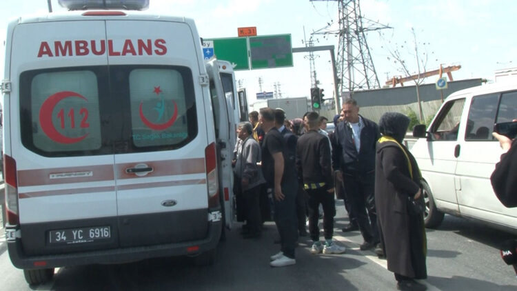 Çöp kamyonu ile servis aracı çarpıştı: 9 yaralı