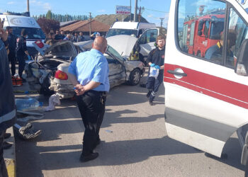 Çorum'da otomobil ile minibüs çarpıştı: 1 ölü, 2 yaralı