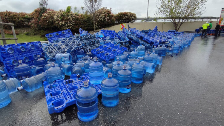 D-100’de yüzlerce damacana yola saçıldı