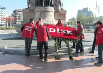 Di̇sk taksim cumhuriyet anıtı'na çelenk bıraktı