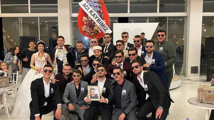 Damat ve geline düğünde cenaze merasimi şakası