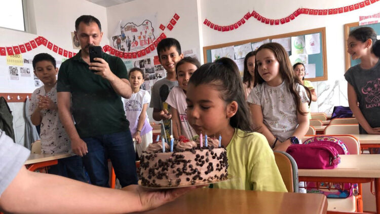 Depremde annesini ve ağabeyini kaybeden Feriha’ya süpriz