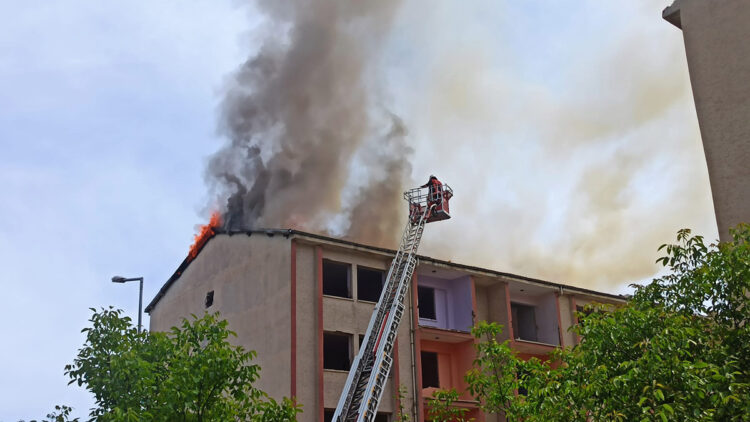 Depremde hasar gören binanın çatısında yangın