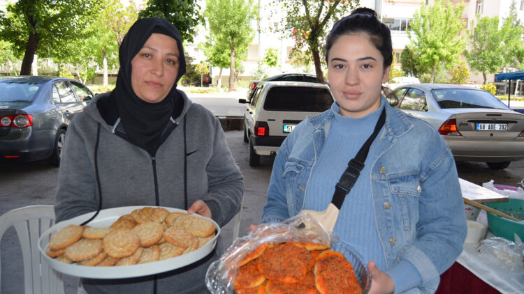 Depremzede eltiler, yöresel yemekler yapıp satıyor
