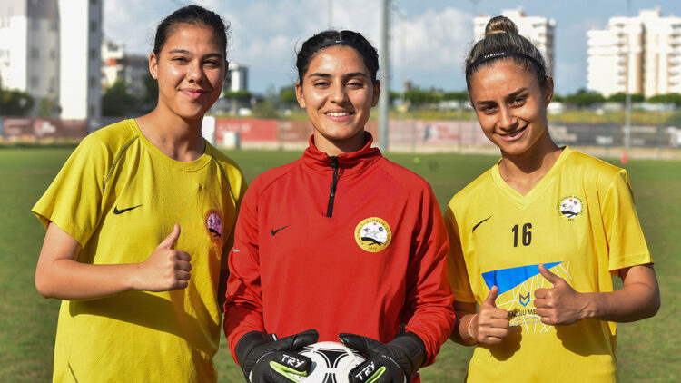 Depremzede kadın futbolcular hayallerine koşuyor