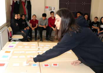 Depremzede öğrenciden 'hafıza kartları' projesi