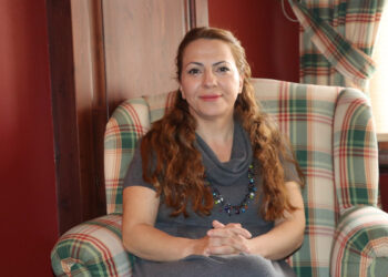 Depremzede yazar 'Bağ' ile ödül aldı