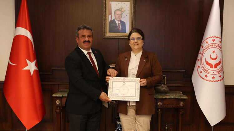 Derya Yanık mazbatasını aldı