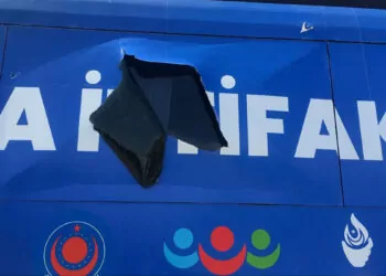 Diyarbakır’da ata i̇ttifakı'nın otobüsüne taşlı saldırı