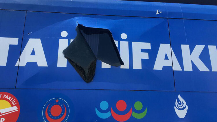 Diyarbakır’da ATA İttifakı'nın otobüsüne taşlı saldırı