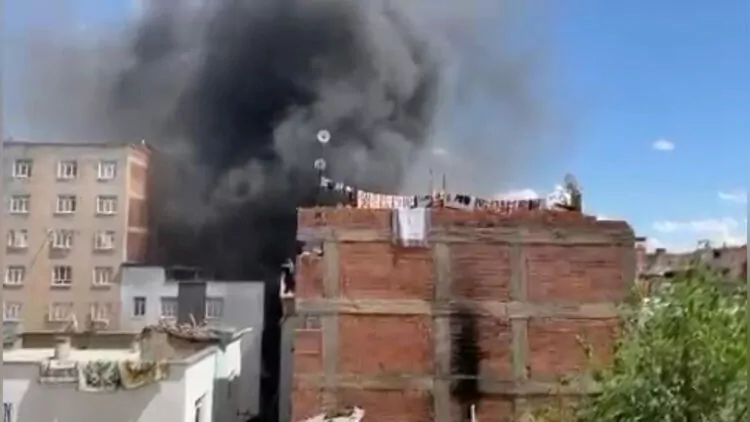 Diyarbakır'da züccaciye deposunda yangın