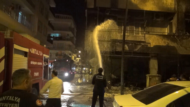 Döşeme atölyesinde çıkan yangın söndürüldü