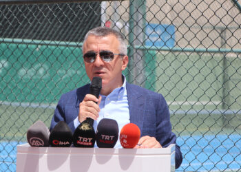 Dün de artezyen kuyusundan petrol çıktı
